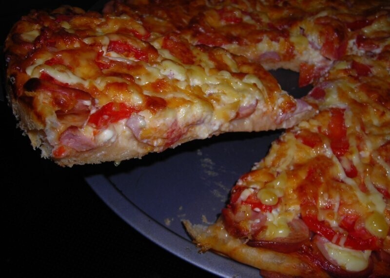 Пицца с сосисками, сыром и помидорами