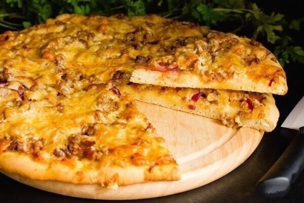 Пицца с фаршем, помидорами и сыром в духовке