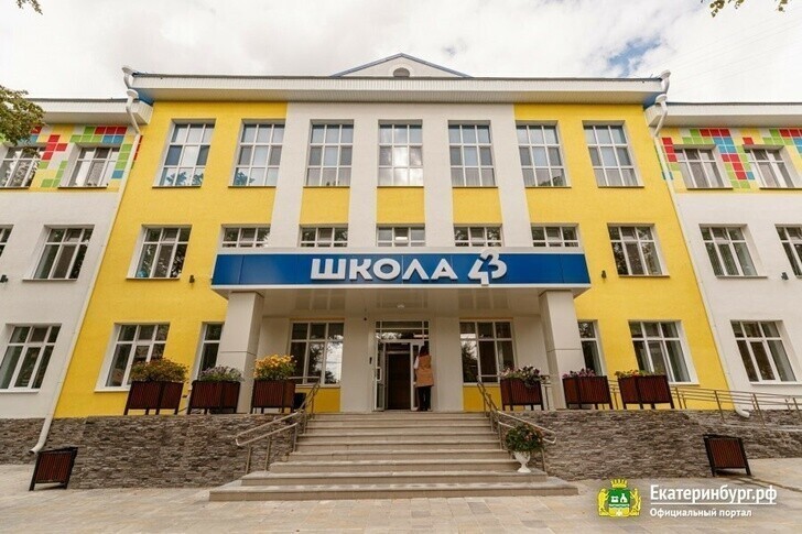 В Екатеринбурге после капремонта открыли школу в Кировском районе