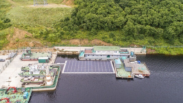 Установлена первая в России наплавная солнечная электростанция