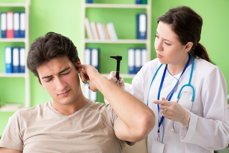 Серная пробка — главная причина заложенности уха
