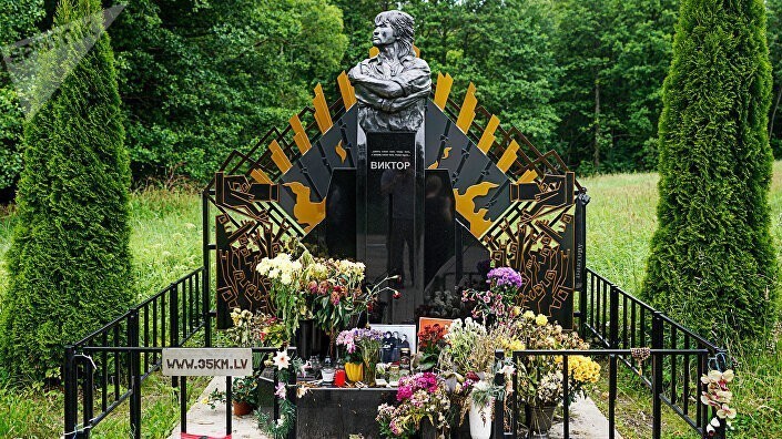 Монумент на месте гибели Виктора Цоя.
