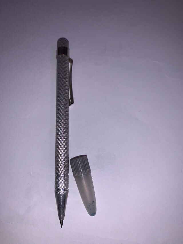 16. «Что это? Это не ручка, её кончик сделан из острого металла, и там нет места для чернил или стержня»