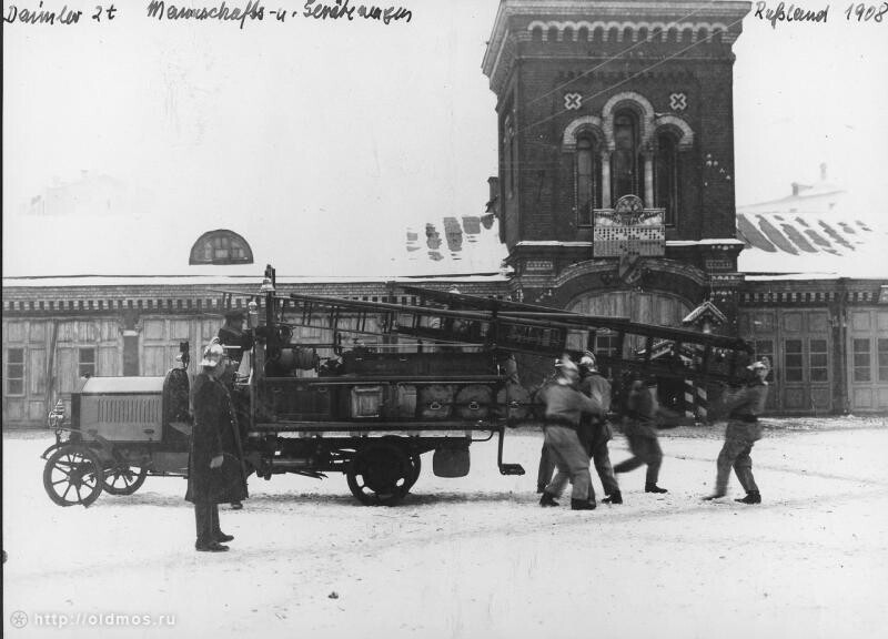 Первый пожарный автомобиль «Даймлер-Лист» в Москве на фоне пожарного депо на Пречистенке.Фотография 1908 года.