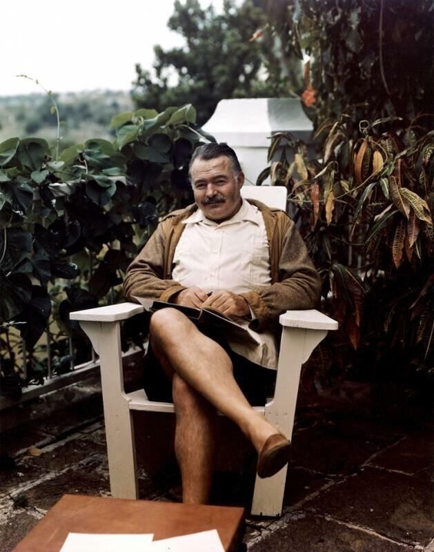 Эрнест Хемингуэй в своем доме на Кубе, 1947 год