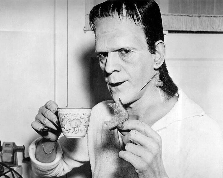 Борис Карлофф в образе монстра Франкенштейна попивает чаёчек, 1931 год