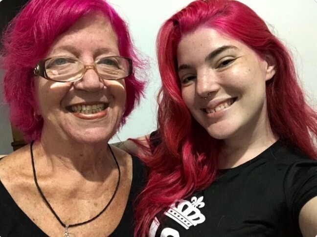 "Красиво! А это я и моя бабушка (ей 72 года). Мы с ней обе как-то решили покраситься в ярко-розовый"