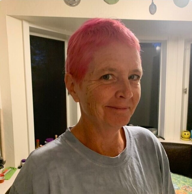 "Покрасила маму в розовый цвет, впервые. Она довольна"