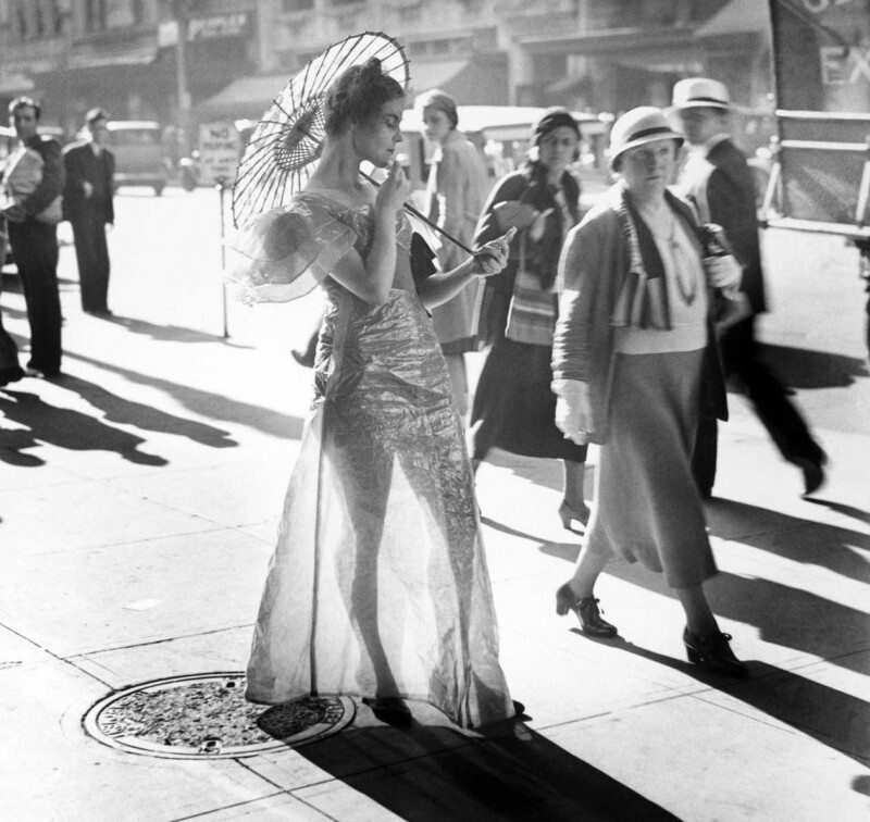 В платье из целлофана на улице Вашингтона. 1933 год.
