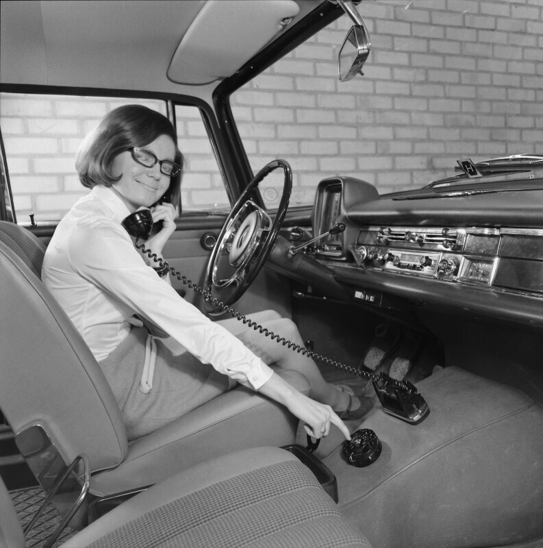 Mercedes-Benz 190Dc со встроенным автомобильным телефоном. Германия, 1962 год.