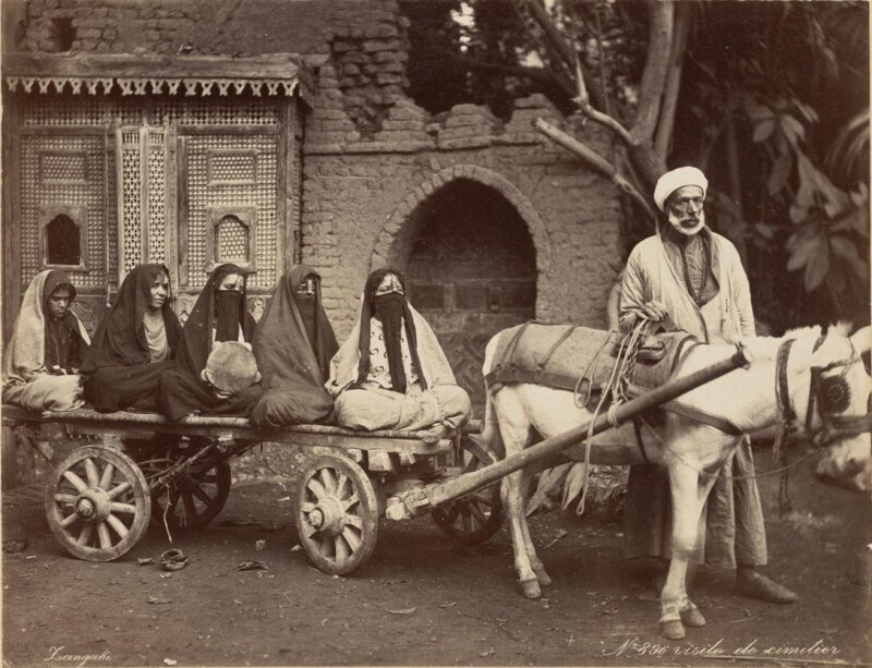 Араб с тремя женами и двумя служанками. Египет 1870-х годов.
