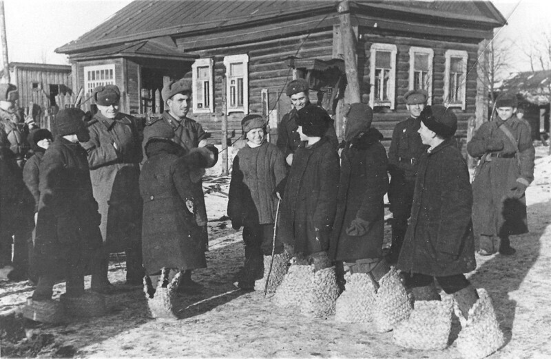 Школьники освобожденного Гжатска (Смоленская область) показывают немецкие "эрзац валенки". Март 1943 г