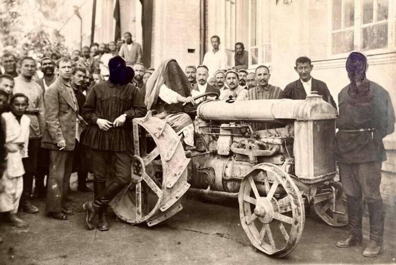Сайдинисо Шакирова - первая трактористка из Коканда, 1923 год.