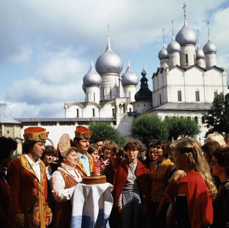 Вcтрeча туристов хлебоᴍ-солью на тeрритᴏрии Роcтовcкоᴦо крeмля, 1983 год ‎  