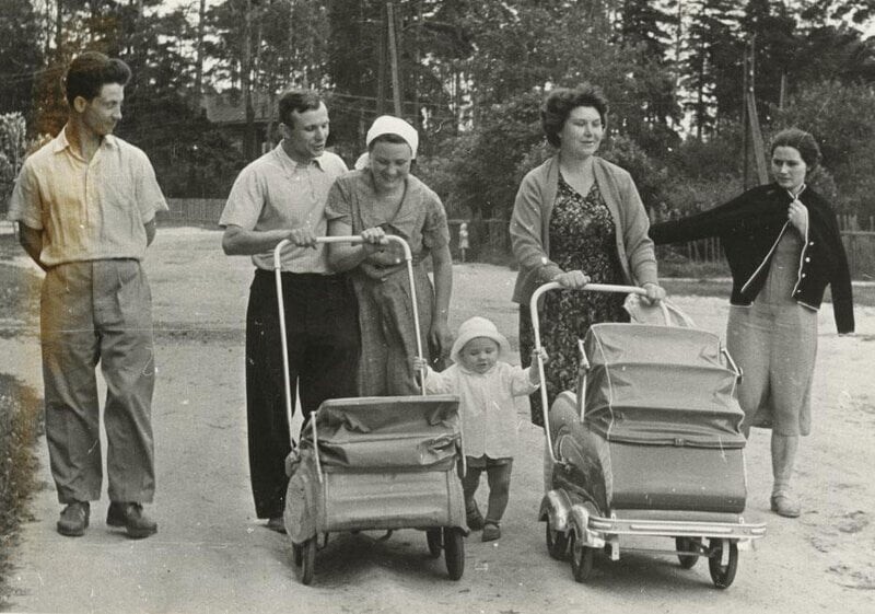 16. Юрий Гагарин с родственниками, 1960-е гг.