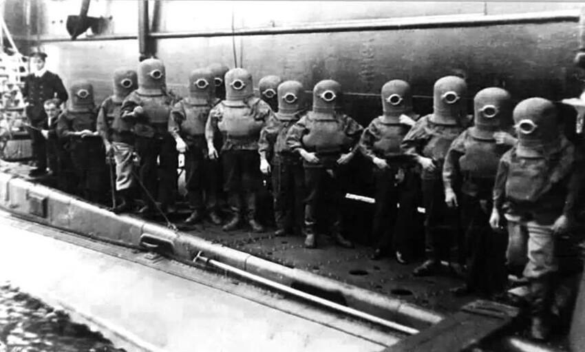 1. Экипаж подводной лодки «HMS C7» в костюмах для эвакуации Холла и Риза. Англия. 1908 г.