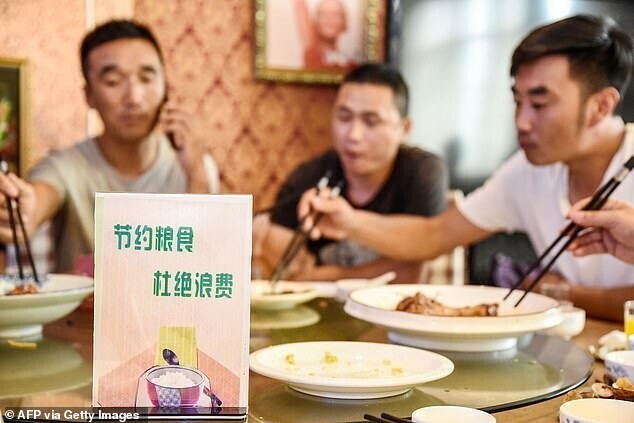 Китайский ресторан извинился за то, что заставлял посетителей взвешиваться