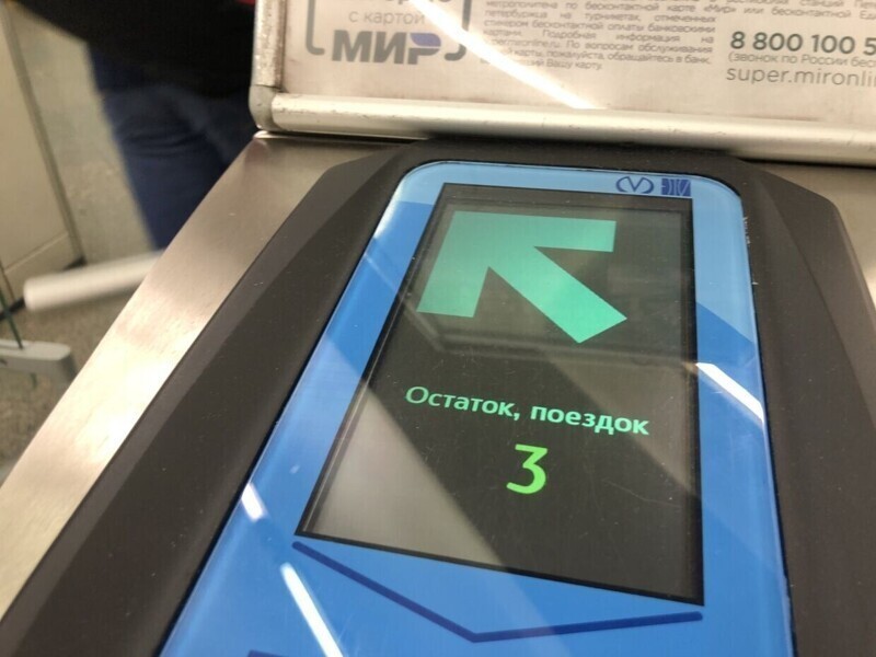 Турникеты с ЖК-дисплеями установили в метро Петербурга
