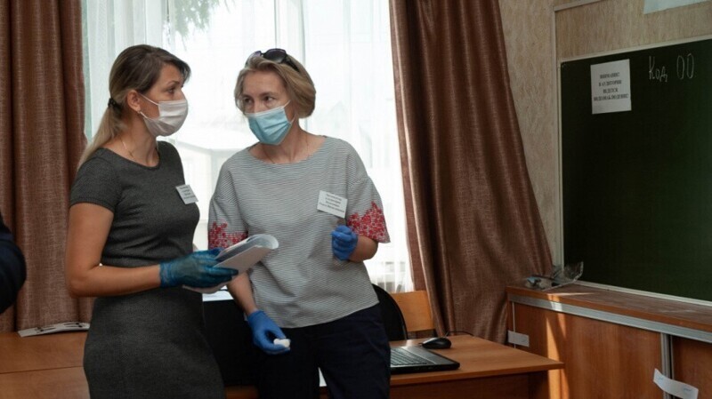 Минпросвещения РФ обязало всех школьных учителей носить маски