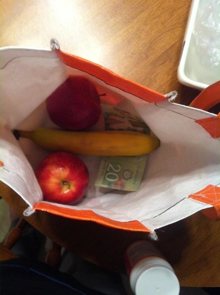 Муж положил мне фрукты с собой на работу