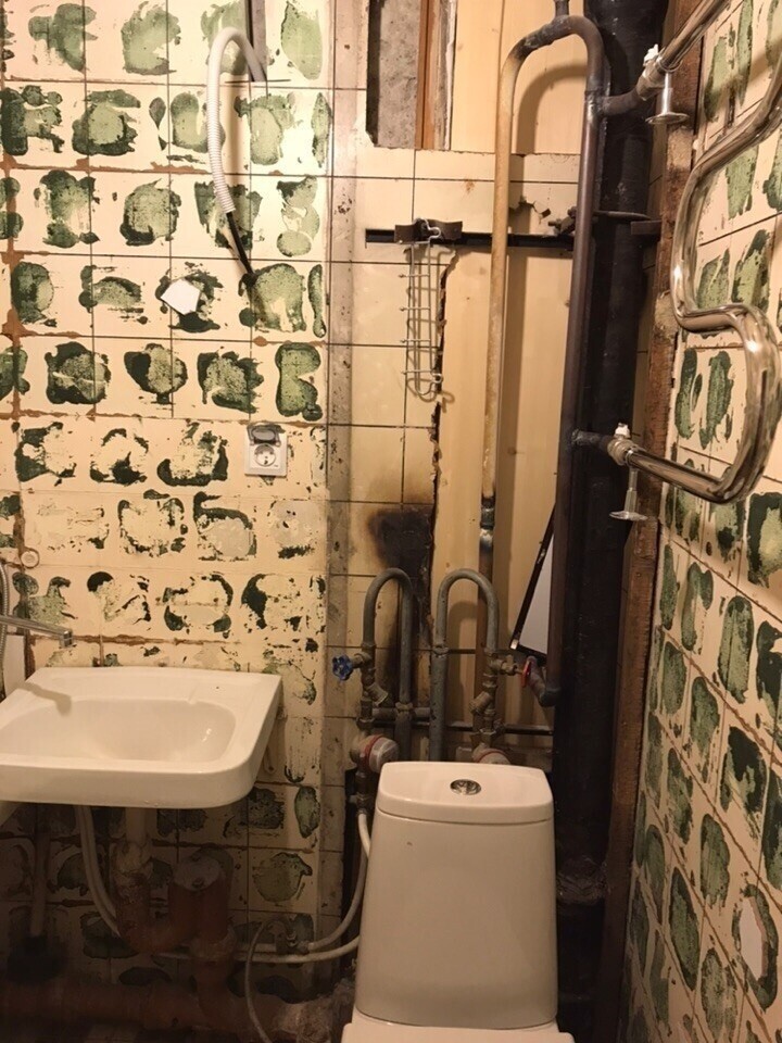 В итоге сняли старую плитку, купили новую ванную и раковину, туалет менять не стали
