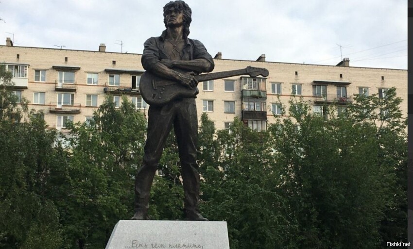 В Петербурге открыли памятник Виктору Цою