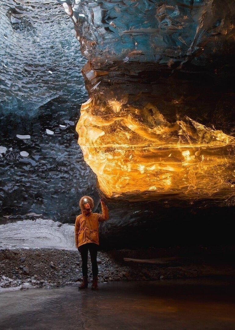 Ледяная пещера в Исландии во время заката
