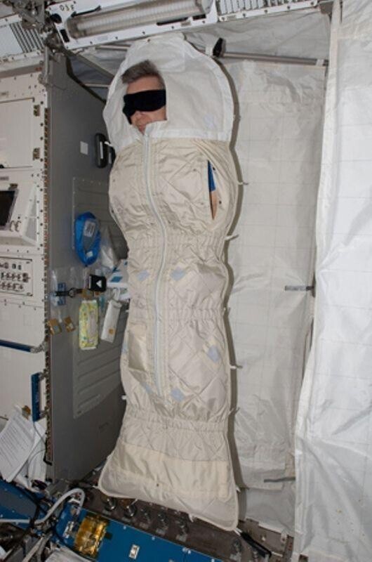 Вот как спят космонавты на МКС