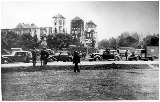 Колонна немецких автомашин. 1941 г