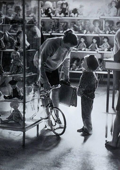 В магазине "Детский мир". Ульяновск, 1974 год.