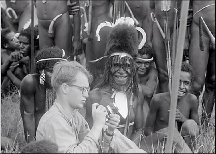 Майкл Рокфеллер в Новой Гвинее среди представителей племени Дани.