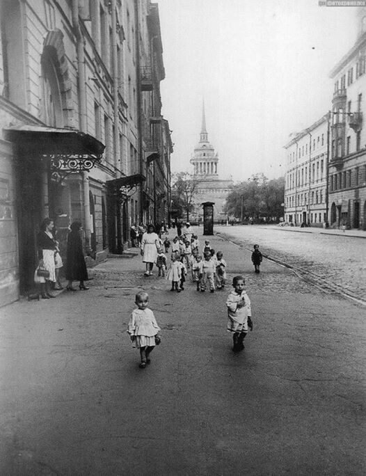 Детский сад на прогулке. 1931г. Ленинград.