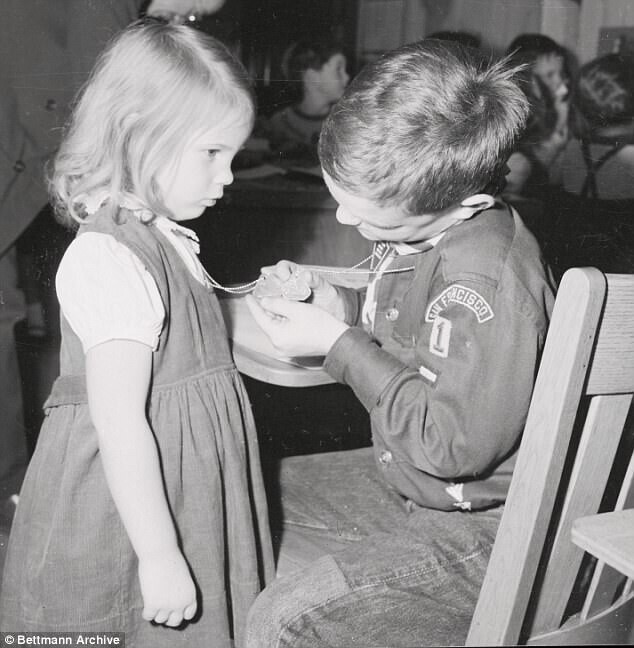 Дети рассматривают жетоны, США, 1950-е.