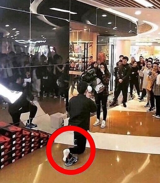 1. В Китае парень снял кроссовки, чтобы не было заломов, делая предложение девушке