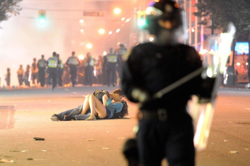Влюблённая пара во время беспорядков на улицах Ванкувера, 2011 год.