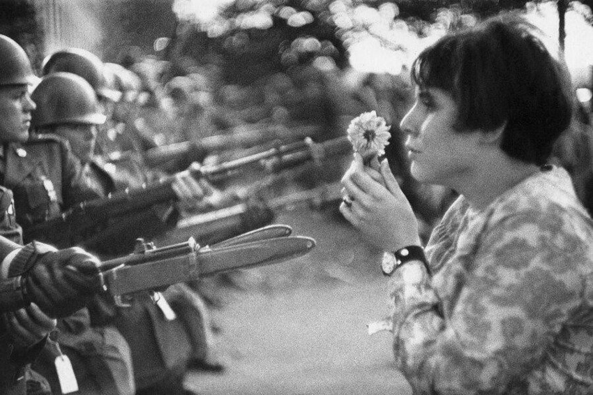 Фотография Марка Рибу «Сила цветка» быстро стала популярной. В кадре 17-летняя студентка Ян Роза Кашмир в борьбе против ядерного оружия.