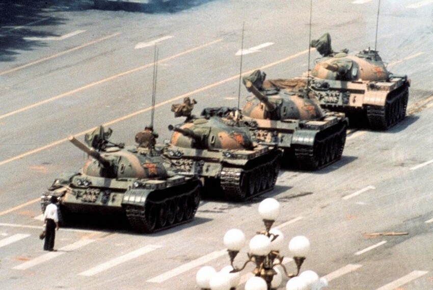 Утром 5 июня 1989 года, когда китайские военные подавили несанкционированный протест на площади Тяньаньмэнь, человек, участвовавший в массовых беспорядках, встал напротив колонны танков, дабы препятствовать их проезду.
