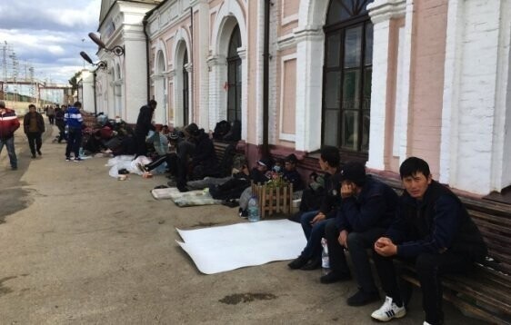 Почти тысяча мигрантов заселила вокзал российского города