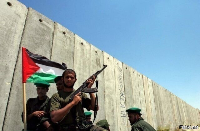 Боевики ХАМАС сфотографировались на фоне забора безопасности