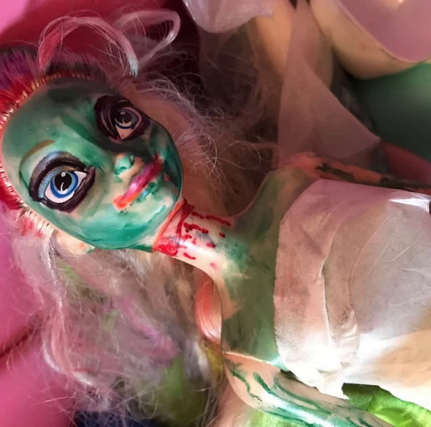 Дочь творчески подошла к макияжу куклы