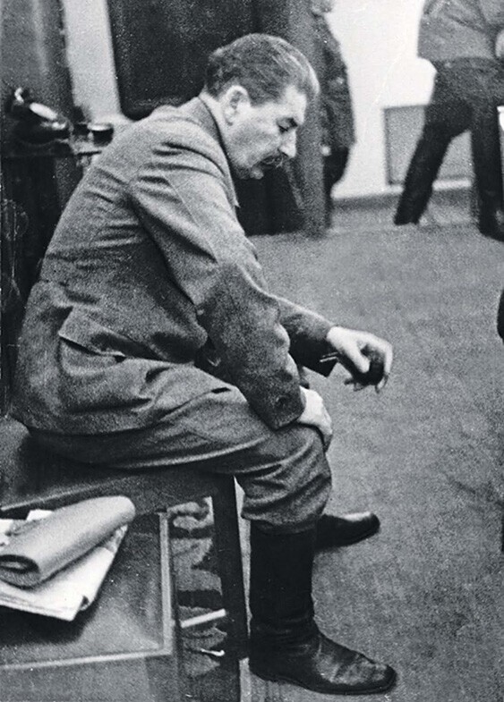 Сталин в тот момент, когда ему сообщили, что немцы собираются взять Киев, 1941