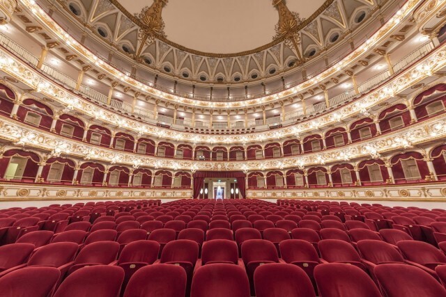 Театр Петруцелли, Бари, Италия