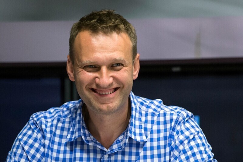 Журналист объяснил, почему соратники Навального так настаивали на его перевозке, несмотря на угрозу