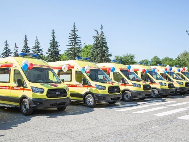 В Хакасии главврачам вручили ключи от новых машин скорой помощи