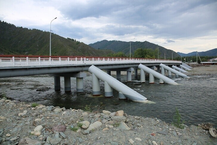 В Республике Алтай открыли новый мост через реку Чарыш