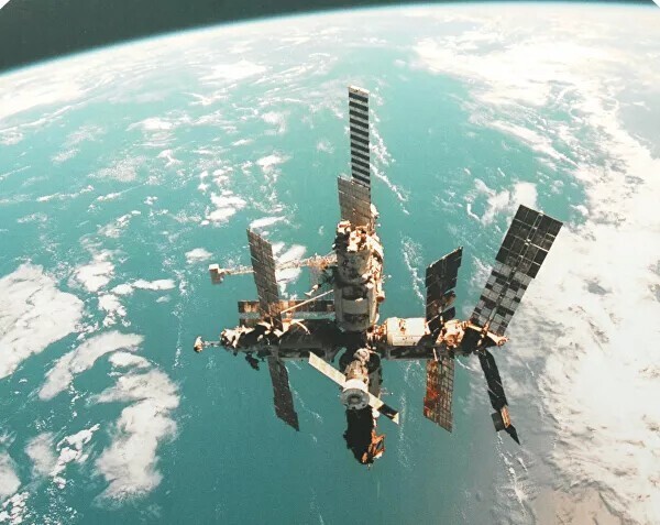 Репродукция с фотографии орбитальной станции "Мир"