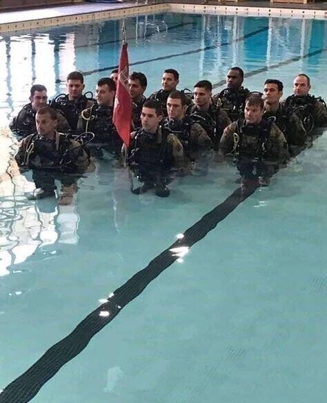 16. Тренировки военных в воде выглядят забавно