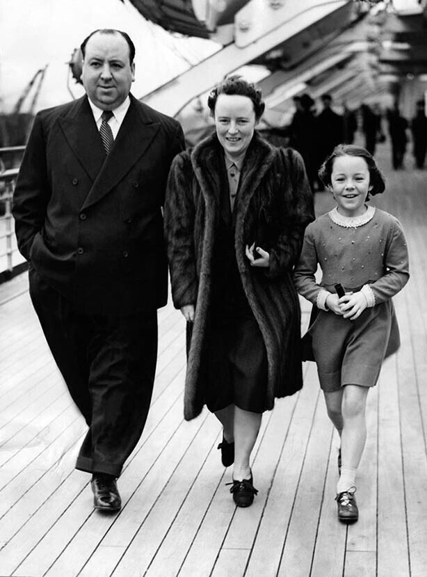 Альфред Хичкок с женой Алмой Ревилл и дочерью Пэт Хичкок, 1939 г.