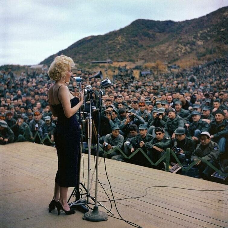 Мэрилин Монро развлекает американских солдат во время войны в Корее, 1954 год