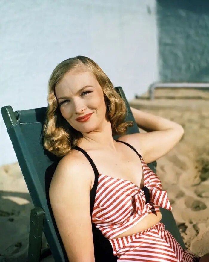 Вероника Лэйк, 1945 год.